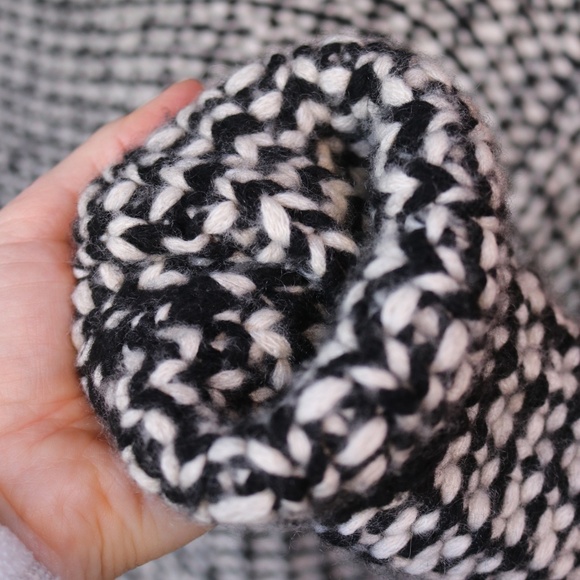 Vintage Neiman Marcus 100% Cashmere Knit Black/White Sweater - Picture 4 of 16